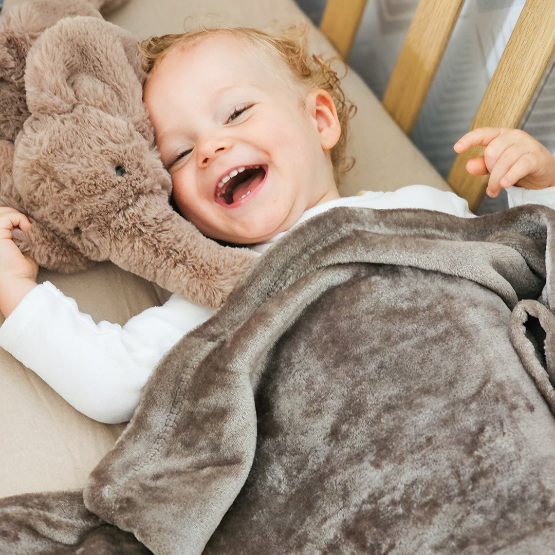 Panier cadeau bébé garçon avec couverture, langes, couvertures