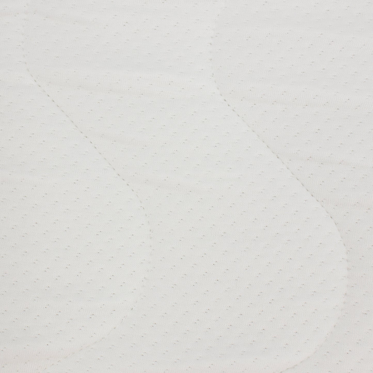 Gros plan de la housse matelas bébé maxi confort 60x120cm 10 cm