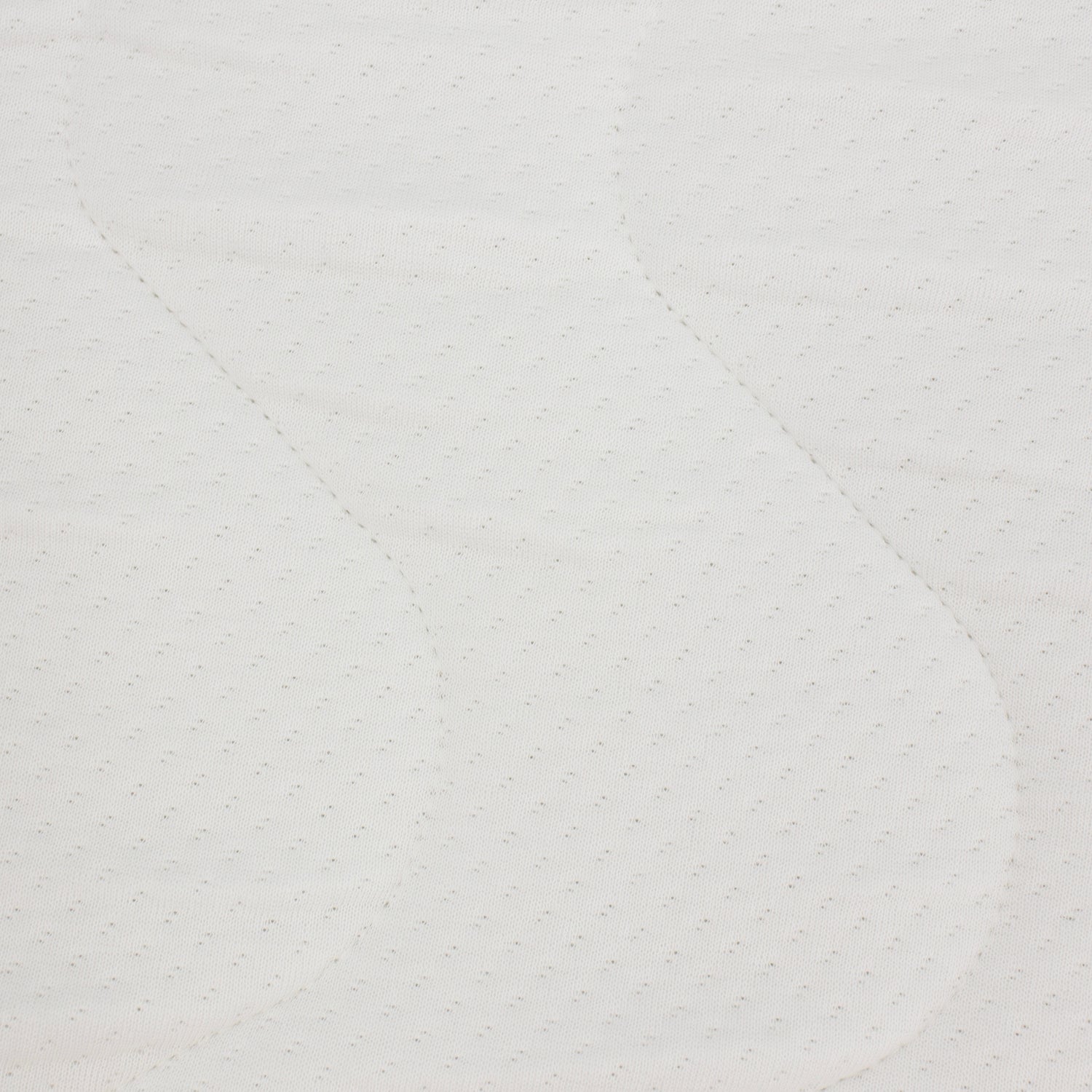 Gros plan de la housse matelas bébé maxi confort 60x120cm 10 cm